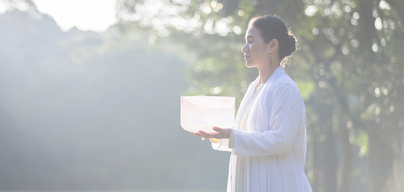 クリスタルボウルを持つ姿イメージ画像