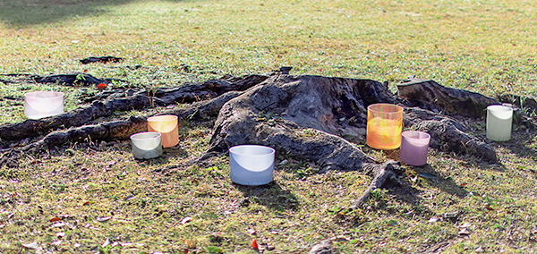 クリスタルボウルを持つ姿イメージ画像